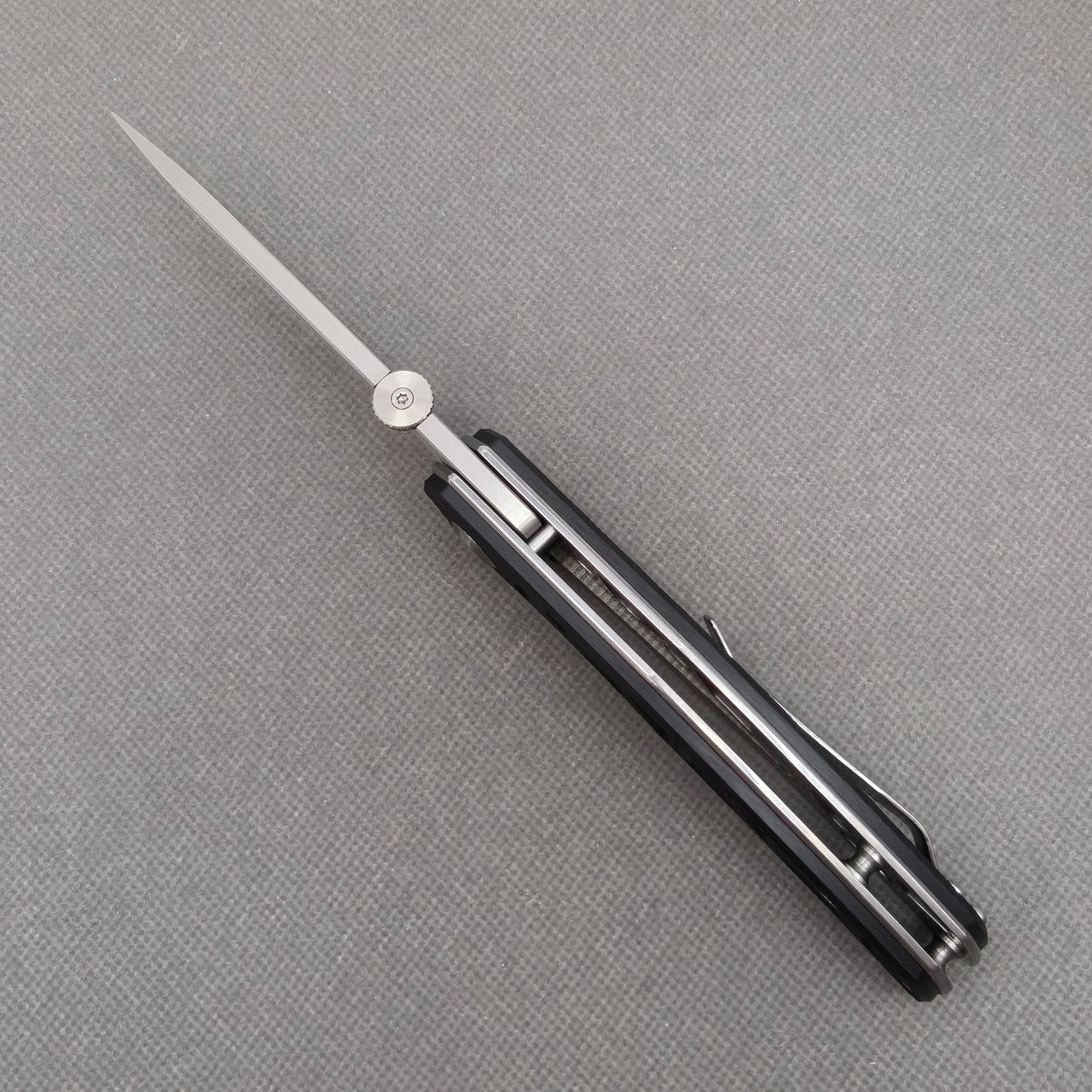 VORIXN KA003 open spine-side structure showing blade alignment and handle thickness.
