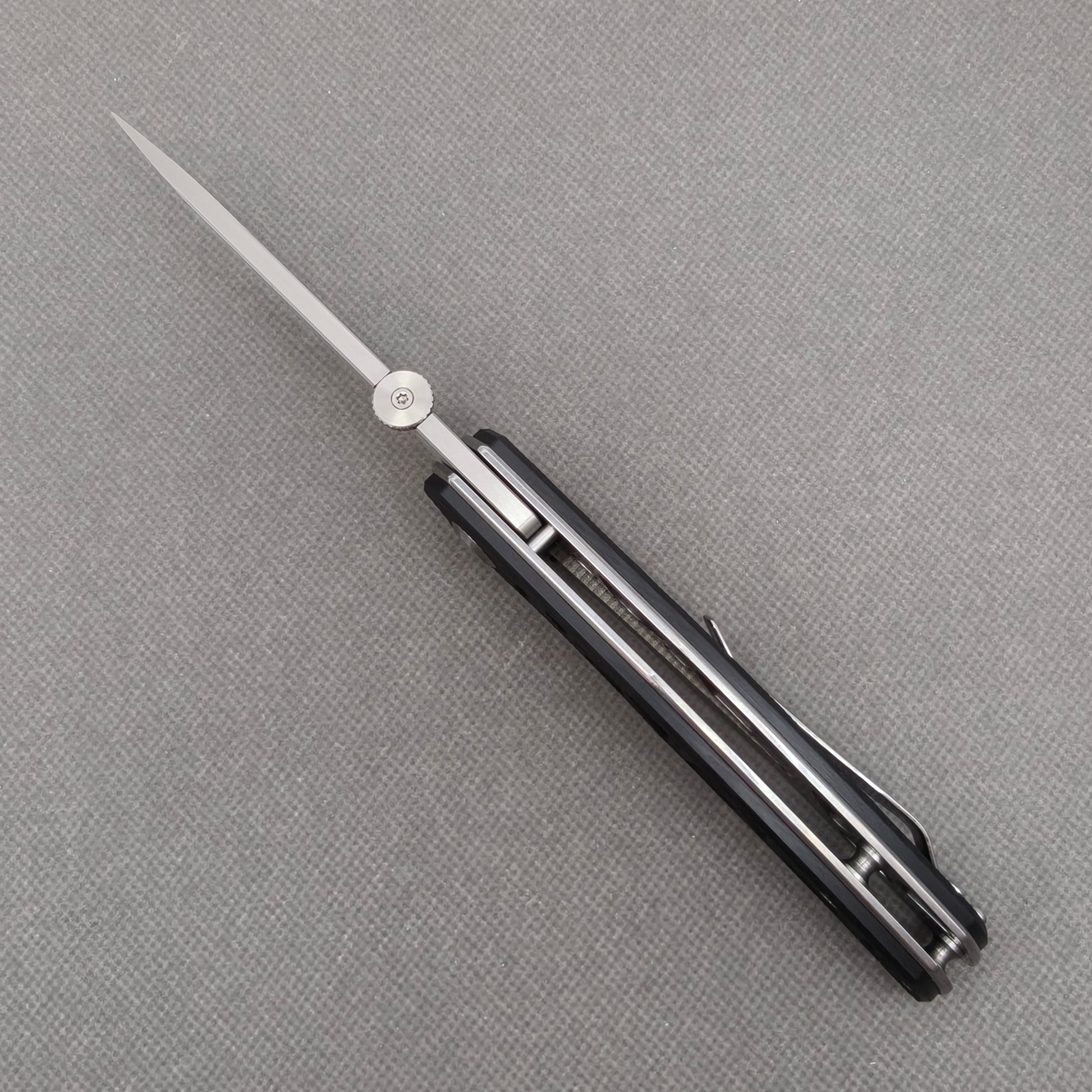 VORIXN KA003 open spine-side structure showing blade alignment and handle thickness.