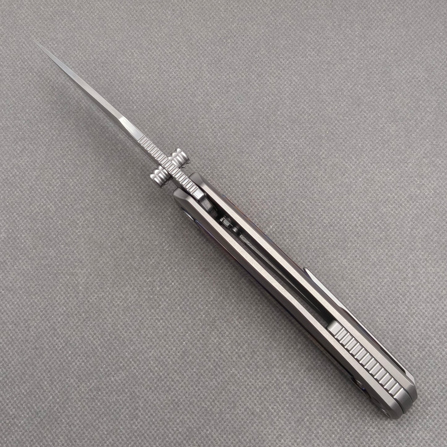 VORIXN KB019 open spine-side structure showing blade alignment and handle thickness.