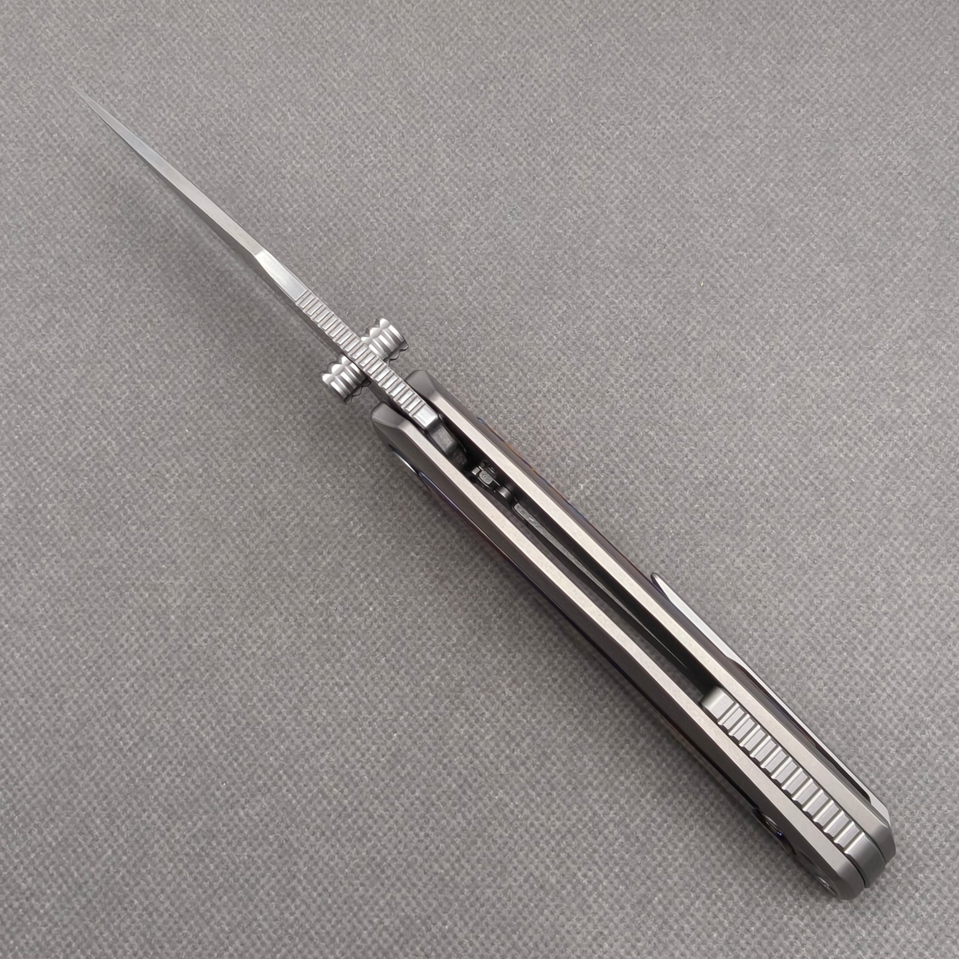 VORIXN KB019 open spine-side structure showing blade alignment and handle thickness.