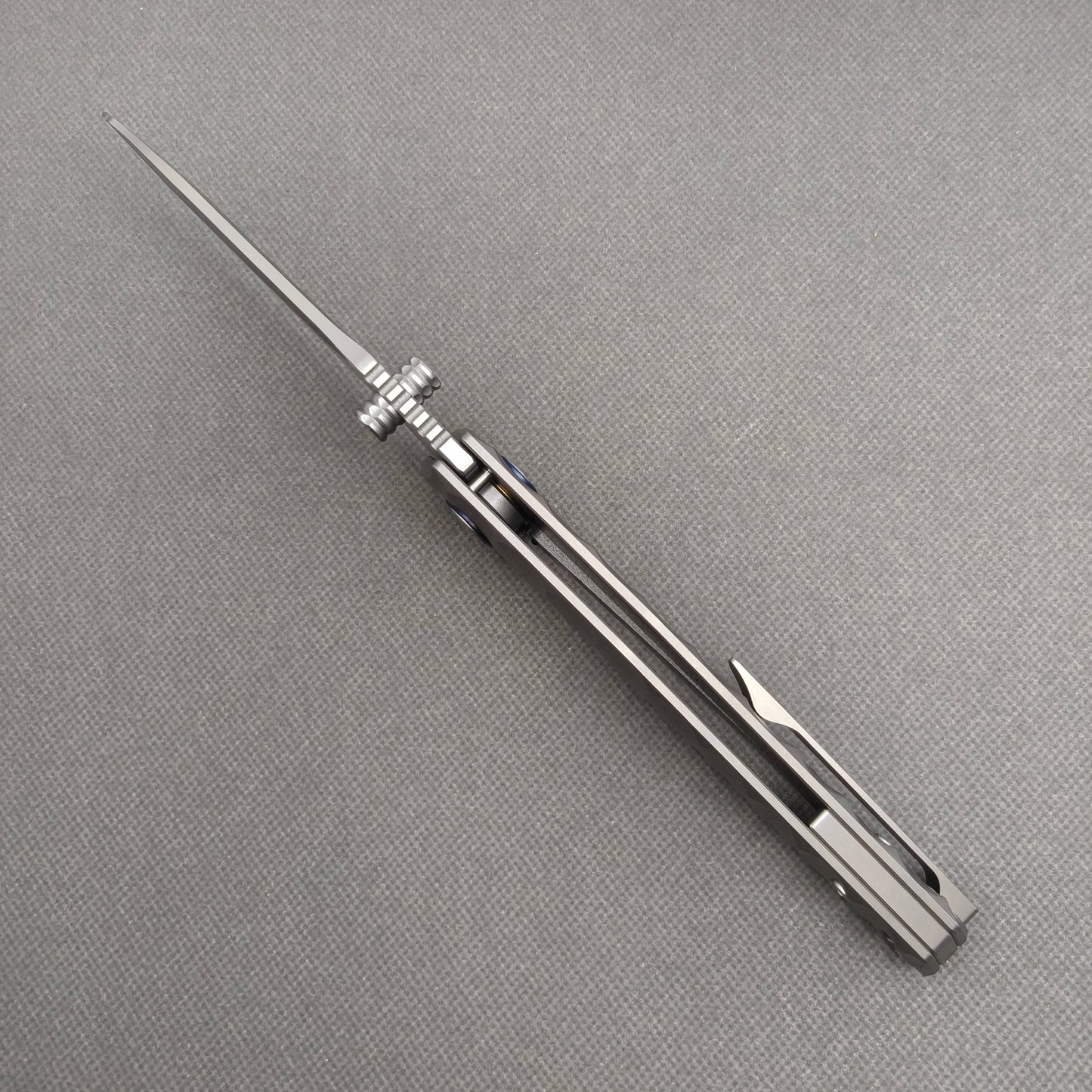 Couteau VORIXN "Longreach" avec ouverture flipper et double-molette, manche en titane (lame 10Cr15CoMoV de 4,1") KB002