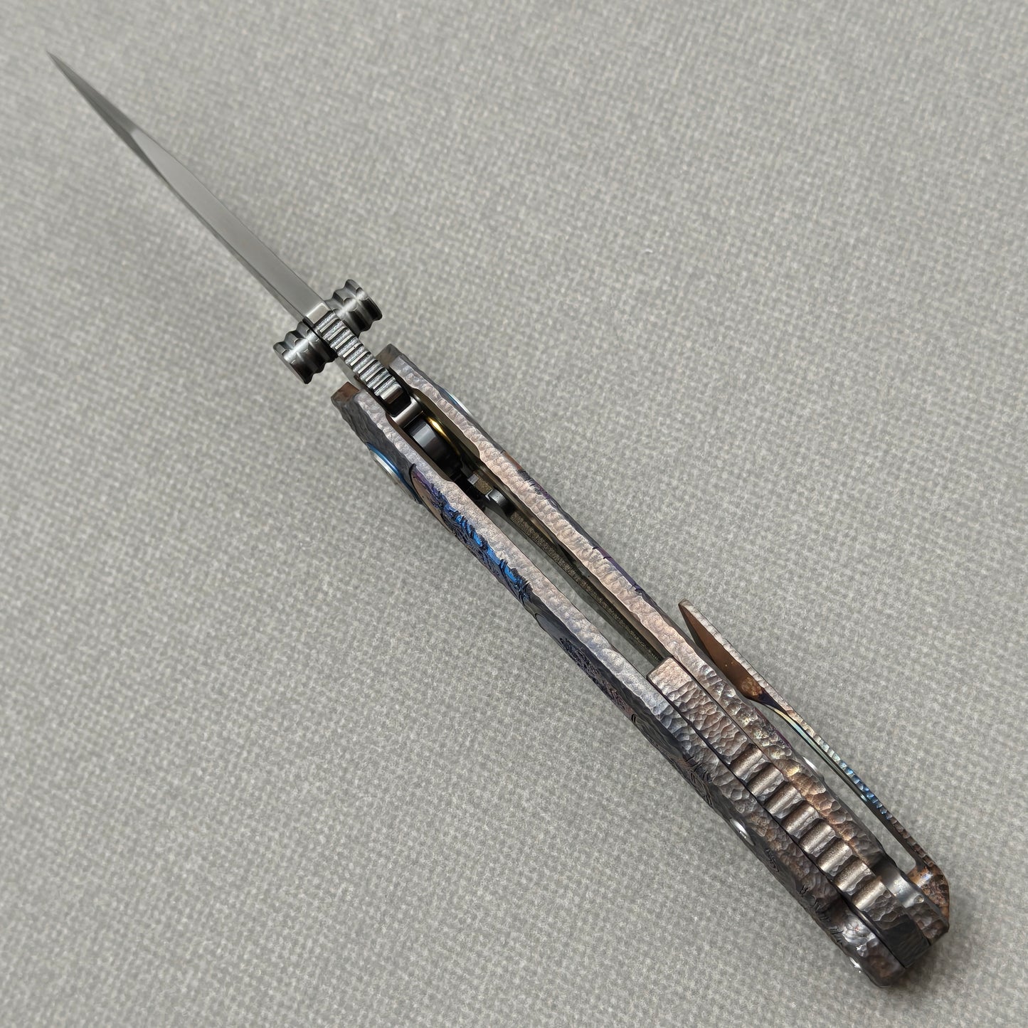 VORIXN Skull Rift KB128 Folding Knife – open spine side structure showing blade alignment and titanium-engraved handle thickness