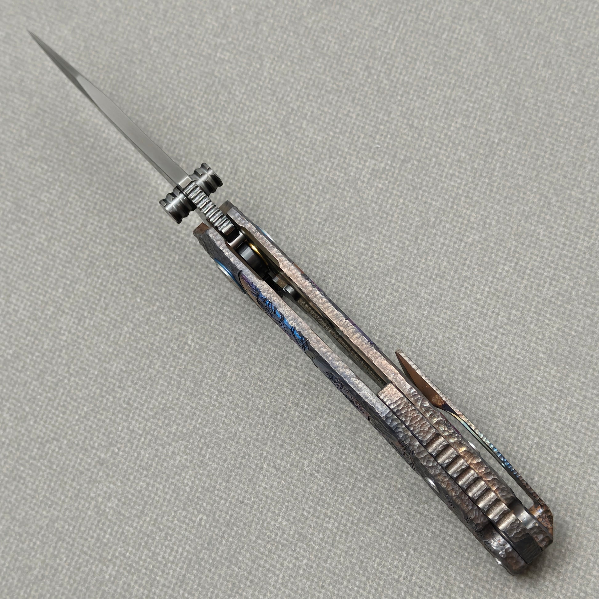 VORIXN Skull Rift KB128 Folding Knife – open spine side structure showing blade alignment and titanium-engraved handle thickness