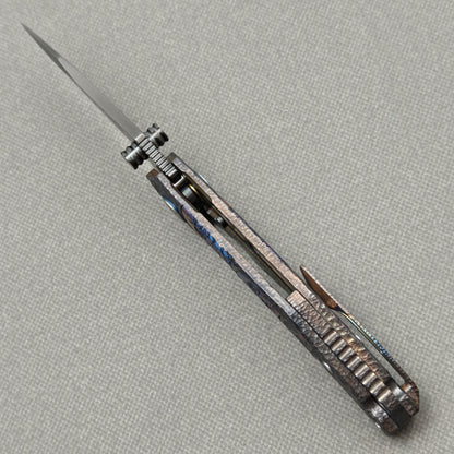 VORIXN Skull Rift KB128 Folding Knife – open spine side structure showing blade alignment and titanium-engraved handle thickness