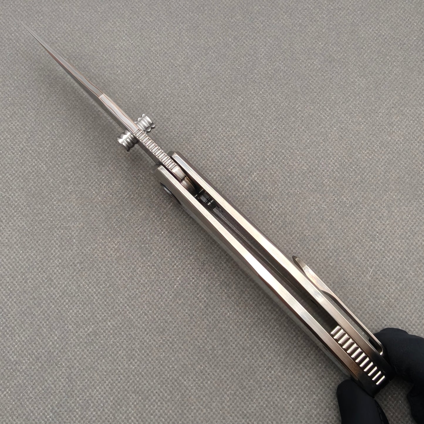VORIXN KB068 open spine-side structure showing blade alignment and pearl inlaid handle thickness.