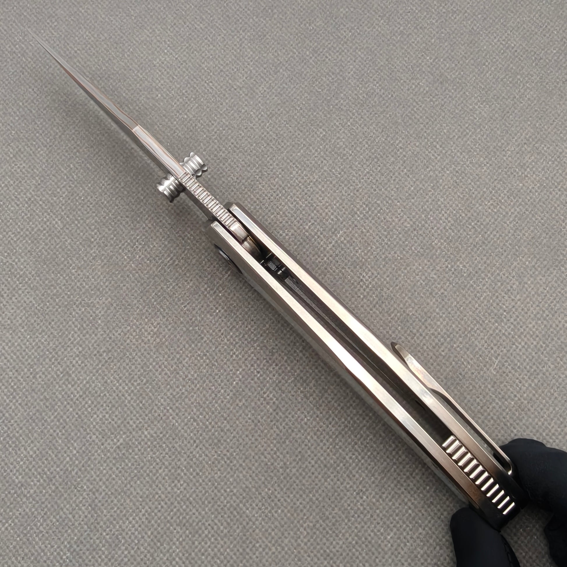VORIXN KB068 open spine-side structure showing blade alignment and pearl inlaid handle thickness.