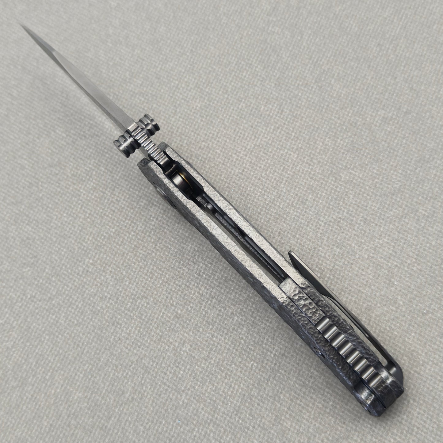 VORIXN Prism KB129 Folding Knife – open spine side structure showing blade alignment and hand-engraved titanium handle thickness