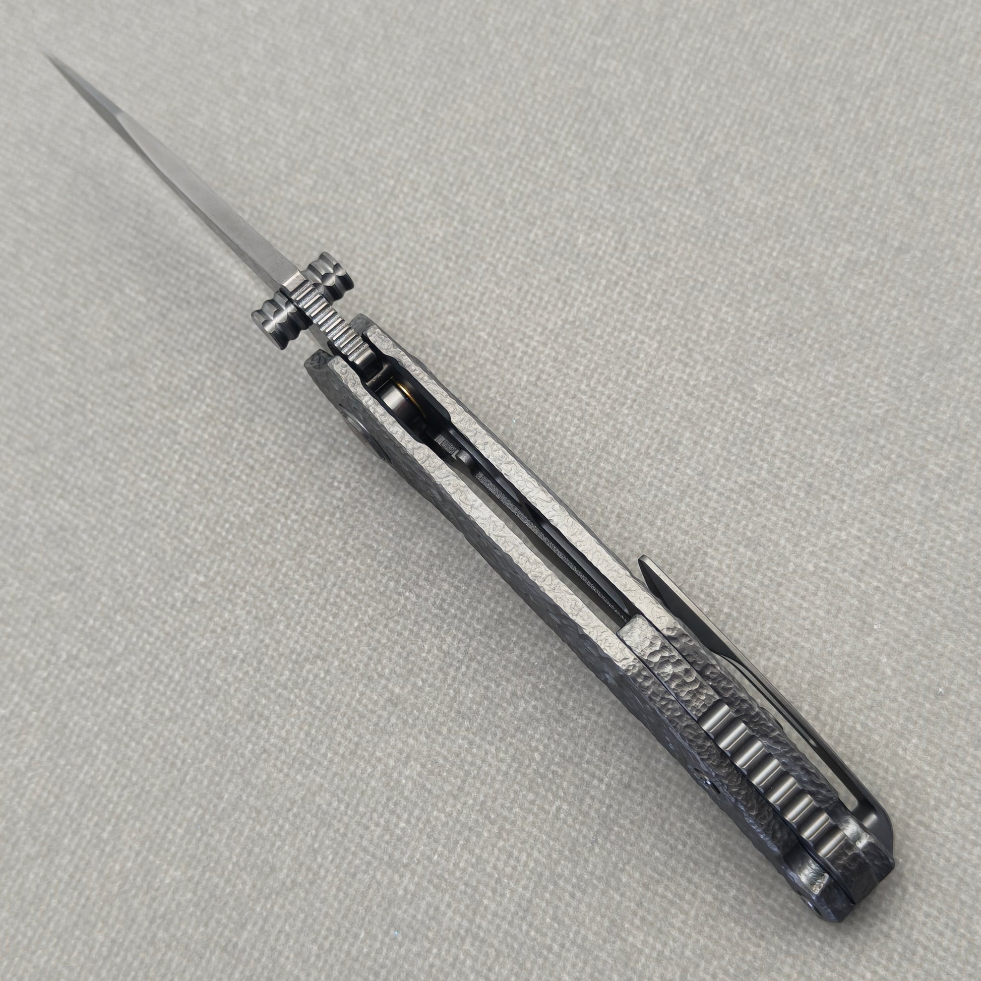 VORIXN Prism KB129 Folding Knife – open spine side structure showing blade alignment and hand-engraved titanium handle thickness