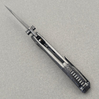 VORIXN Prism KB129 Folding Knife – open spine side structure showing blade alignment and hand-engraved titanium handle thickness