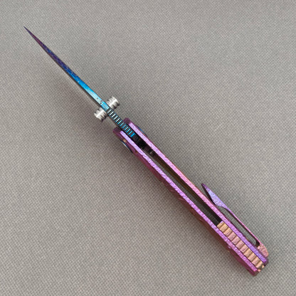 Couteau pliant Vorixn « Impact Origin » Flipper et repose-pouce, manche anodisé gravé en titane (lame en acier Damas de 3,6") KB069