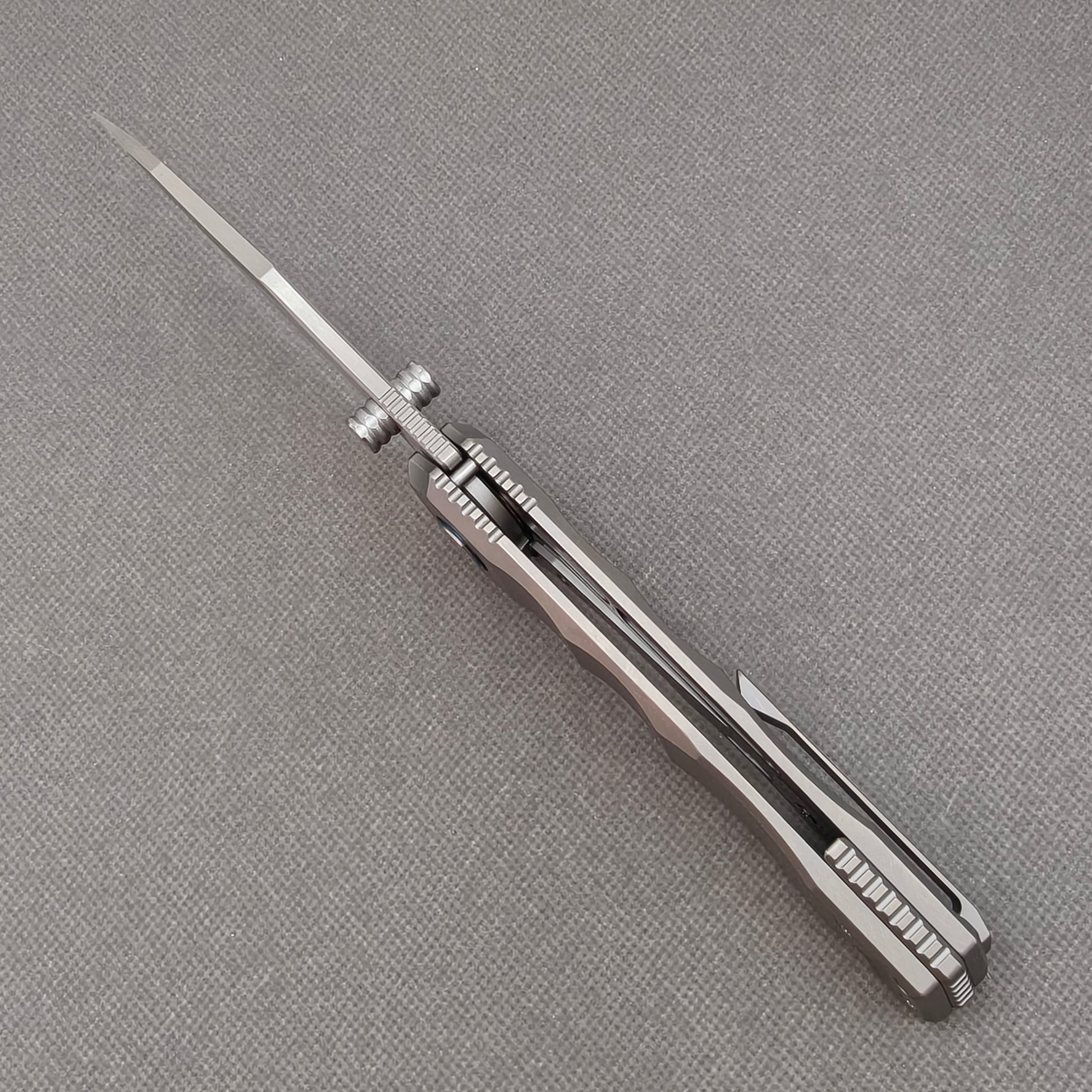 VORIXN KB014 open spine-side structure showing blade alignment and handle thickness.