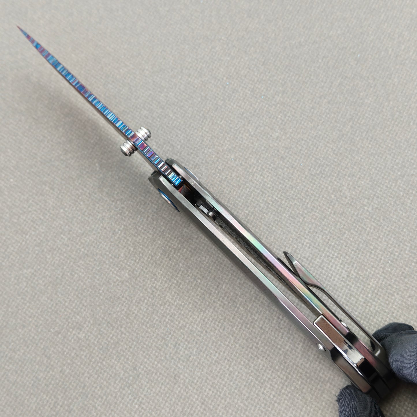 VORIXN PrismWake KB137 Folding Knife – open spine side structure showing blade alignment and Zirconium handle thickness.