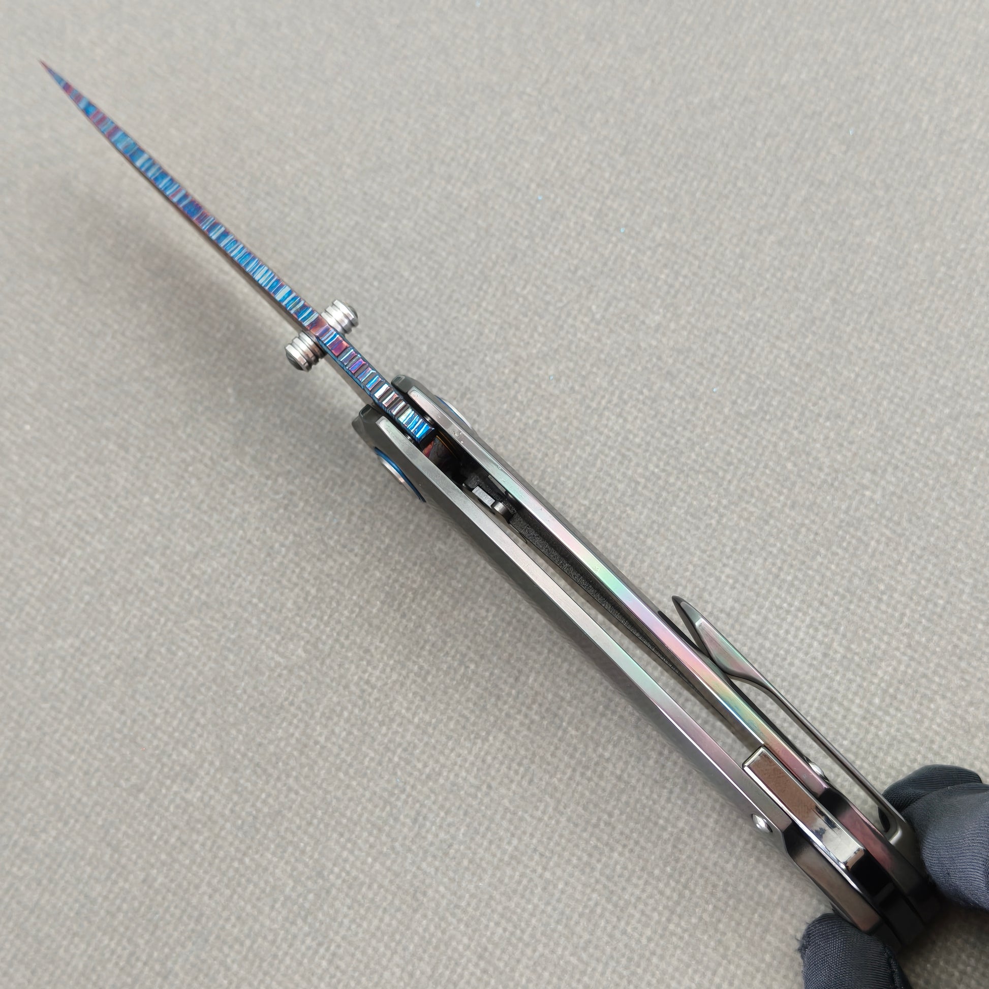 VORIXN PrismWake KB137 Folding Knife – open spine side structure showing blade alignment and Zirconium handle thickness.