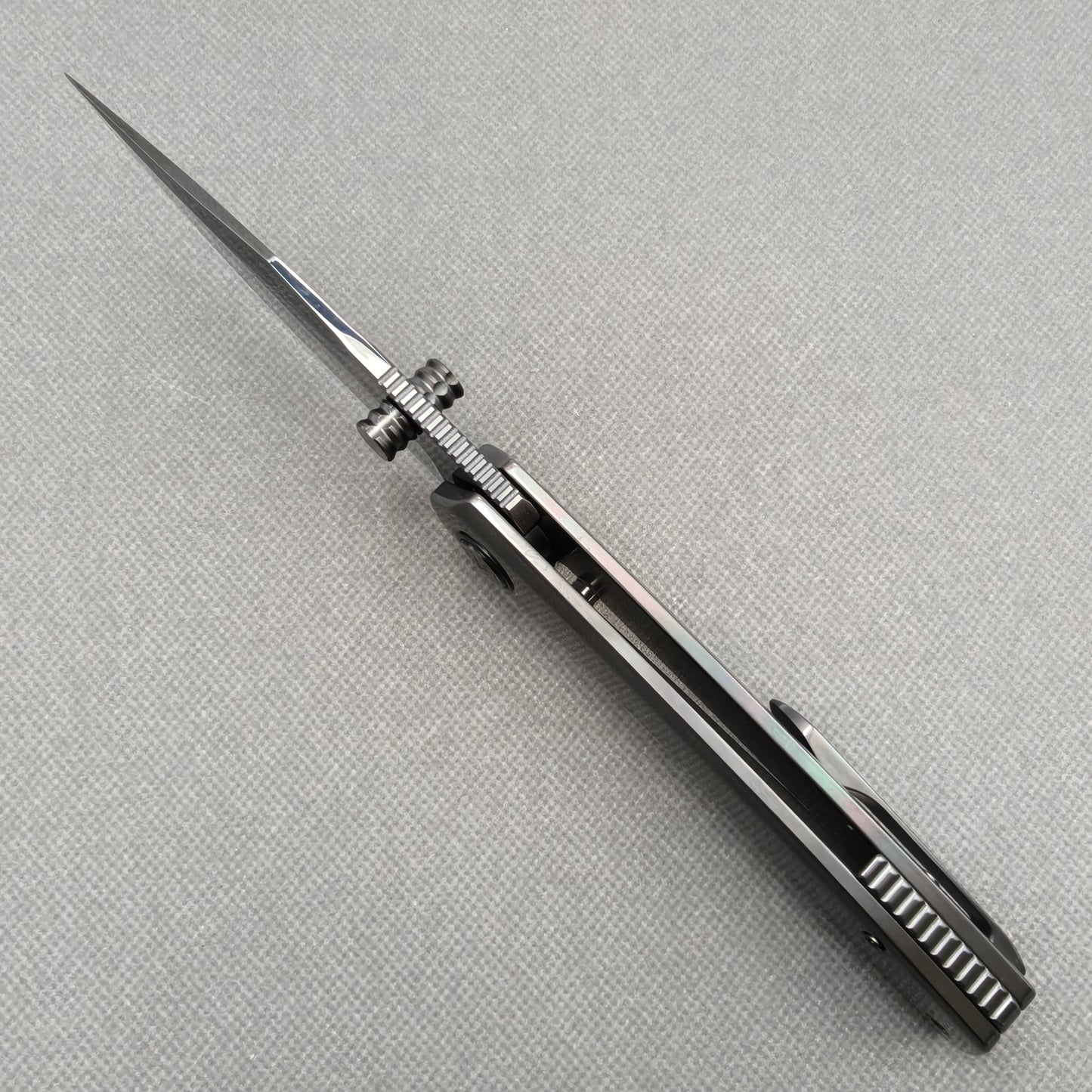 VORIXN „Obsidian Current“ Flipper- & Daumenpin-Messer, handgeflammter Zirkoniumgriff (9,7 cm M390 Klinge) KB087