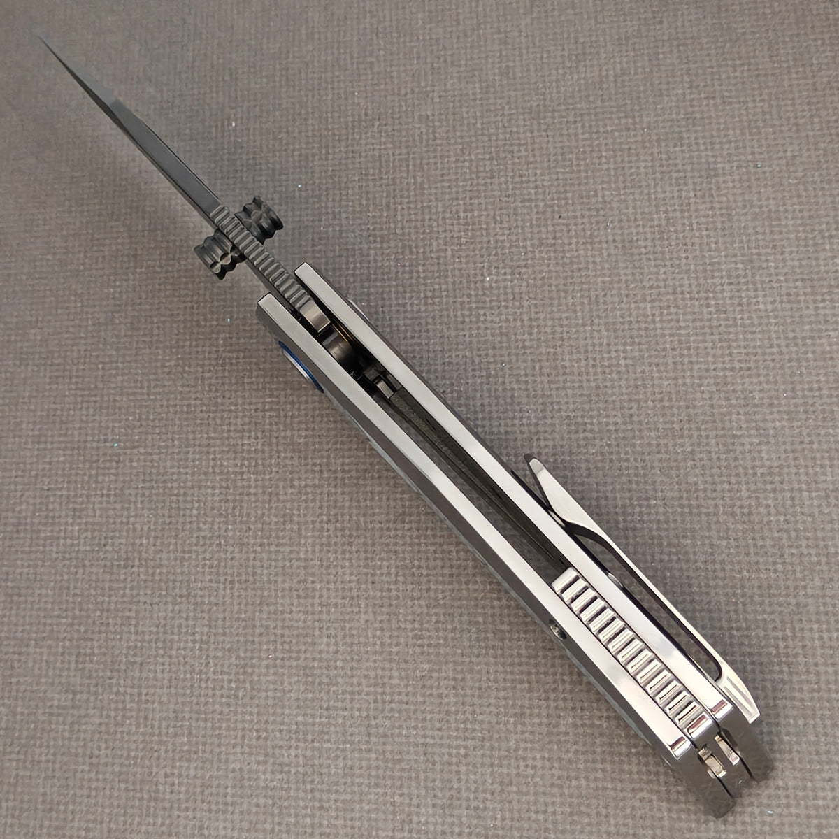 VORIXN Pearlcrest KB158 Folding Knife – open spine view showing blade alignment, thumb studs, and ridged backspacer.