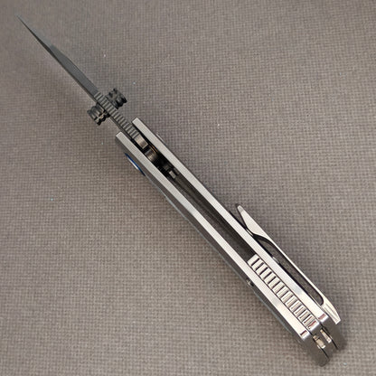 VORIXN Pearlcrest KB158 Folding Knife – open spine view showing blade alignment, thumb studs, and ridged backspacer.