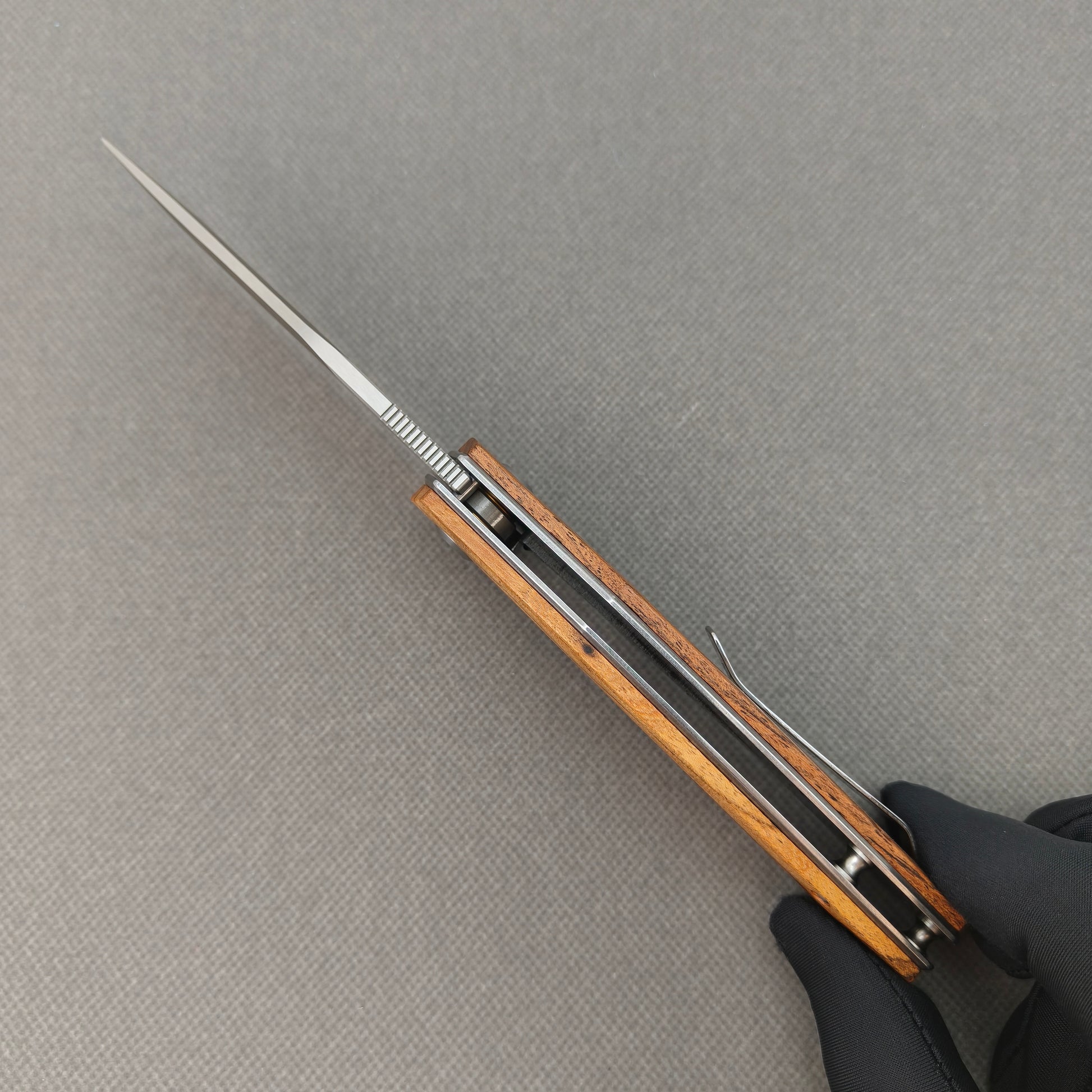 VORIXN KA013 open spine-side structure showing blade alignment and sandalwood handle thickness.