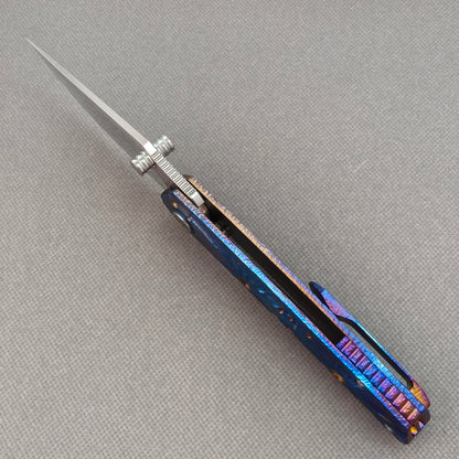 Couteau à flipper et à goujon de pouce Vorixn « Impact Origin » Manche anodisé gravé en titane (Lame en acier Damas de 3,6") KB049