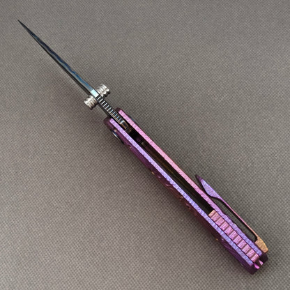 Vorixn "Impact Origin" Flipper & Daumenpin-Messer, Titan-gravierter, anodisierter Griff (9,14 cm Damaststahlklinge) KB079