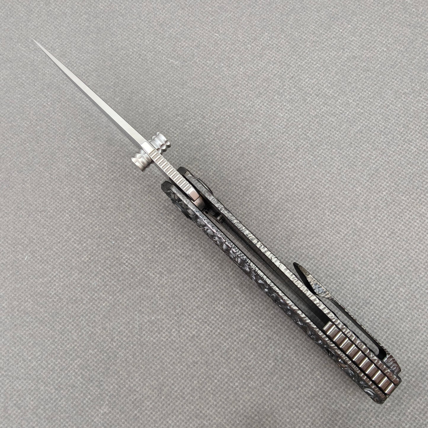 VORIXN "Blackscale" Flipper & Daumenpin-Messer, handgeschnitzter & DLC-beschichteter Titan-Griff (9,1 cm Damastklinge) KB088