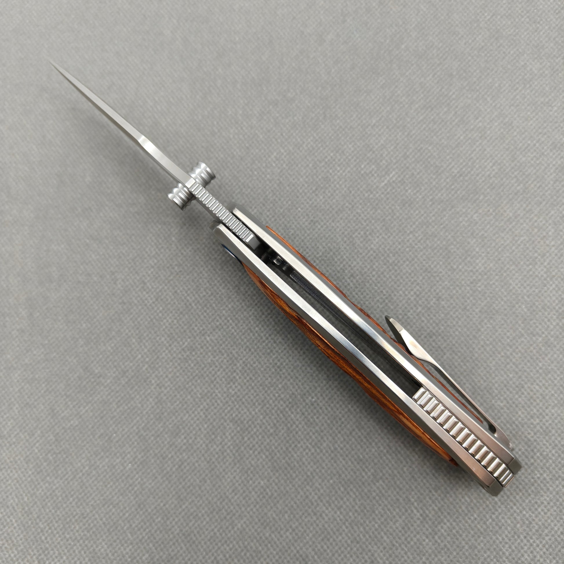 VORIXN KB043 open spine-side structure showing blade alignment and stag inlay handle thickness.