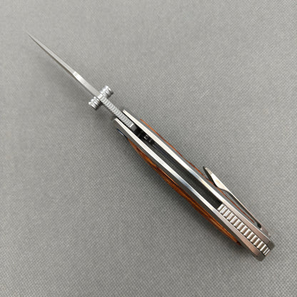 VORIXN KB043 open spine-side structure showing blade alignment and stag inlay handle thickness.