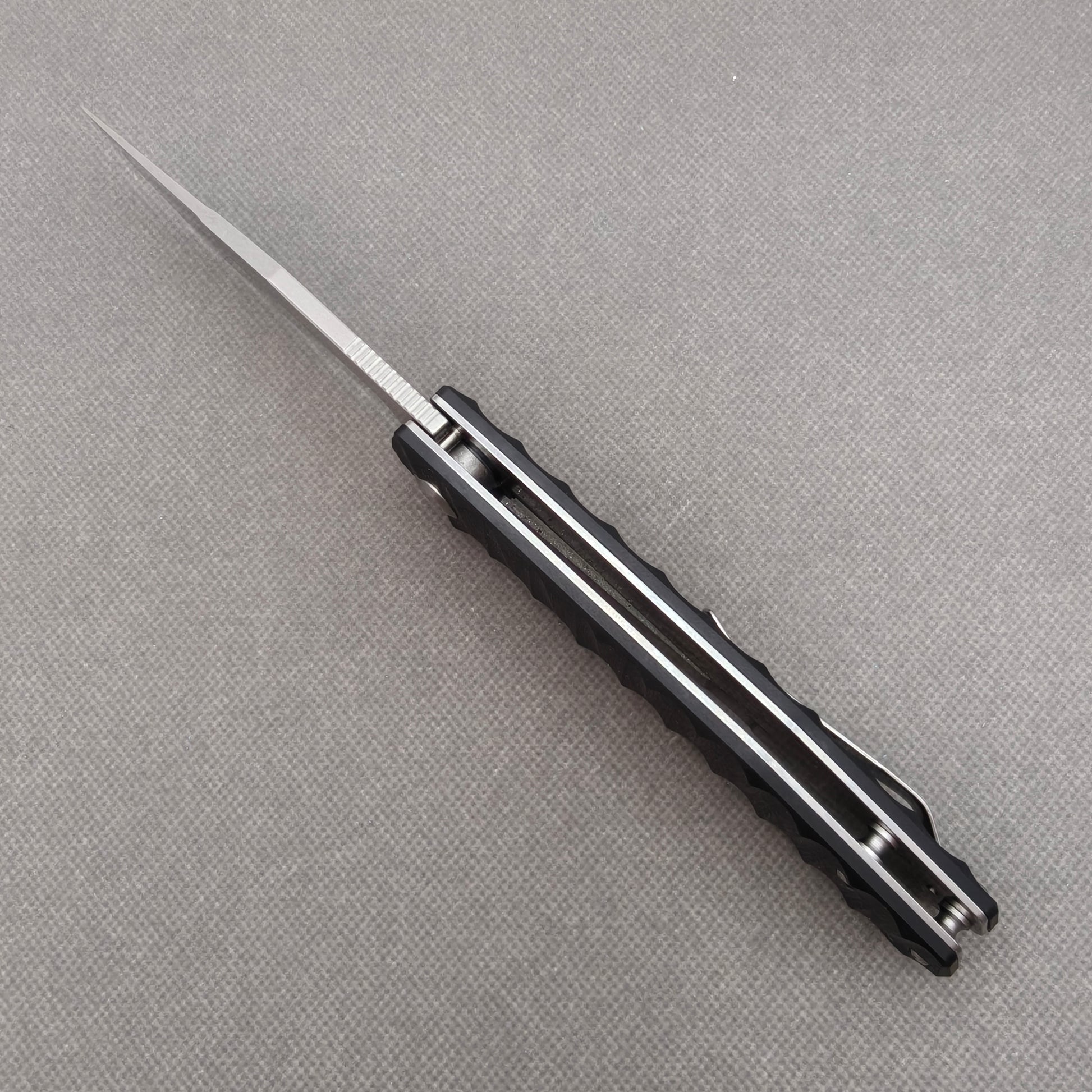VORIXN KA002 open spine-side structure showing blade alignment and handle thickness.