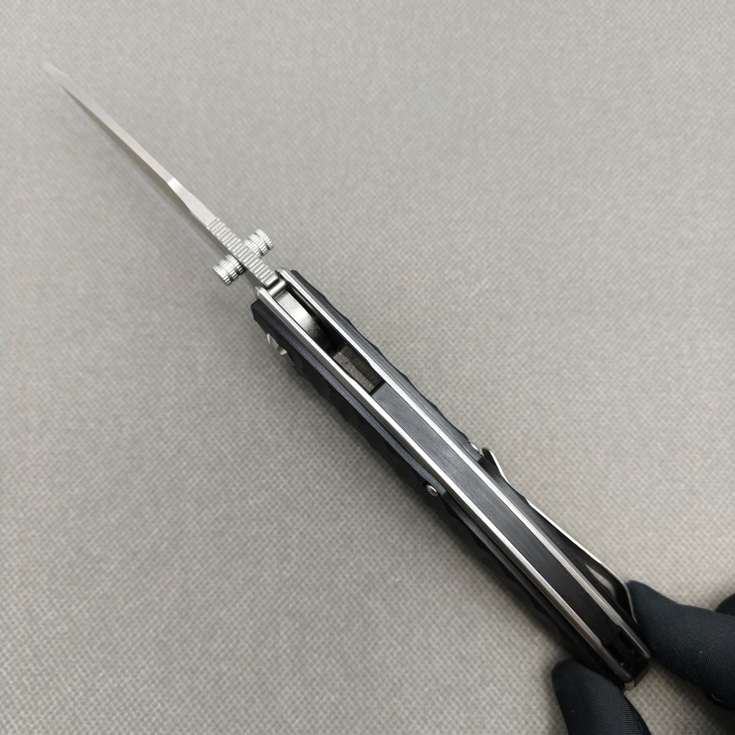 VORIXN KA009 open spine-side structure showing blade alignment and handle thickness.