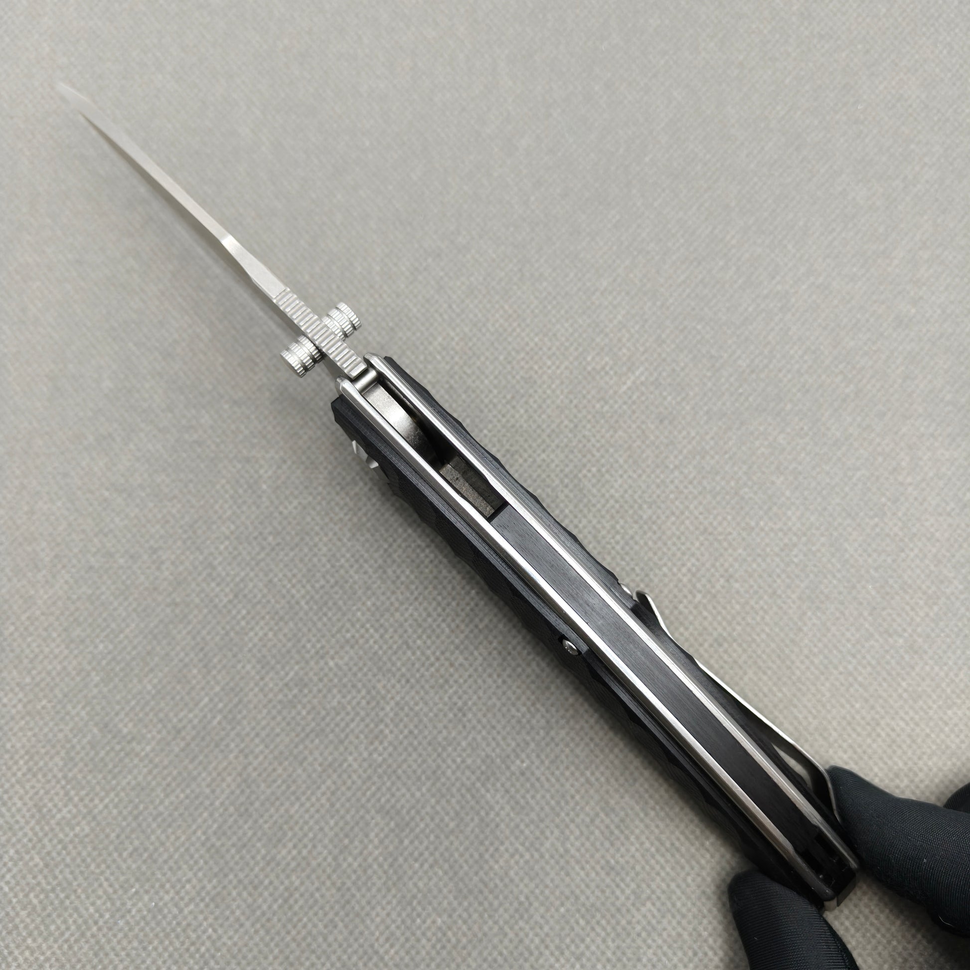VORIXN KA009 open spine-side structure showing blade alignment and handle thickness.
