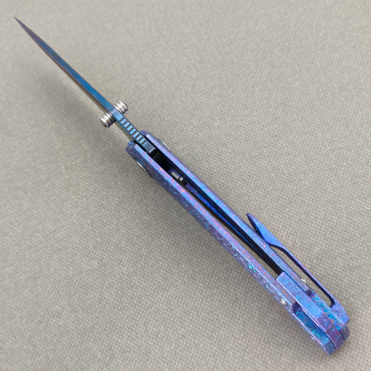 VORIXN Rimeflare KB132 Folding Knife – open spine side structure showing blade alignment and Crystallized Titanium handle thickness.
