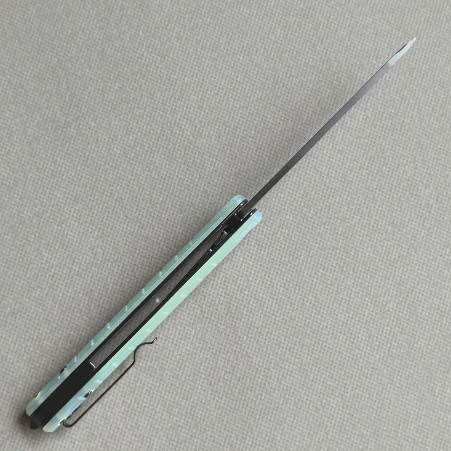 VORIXN KM004 open spine-side structure showing blade alignment and handle thickness.