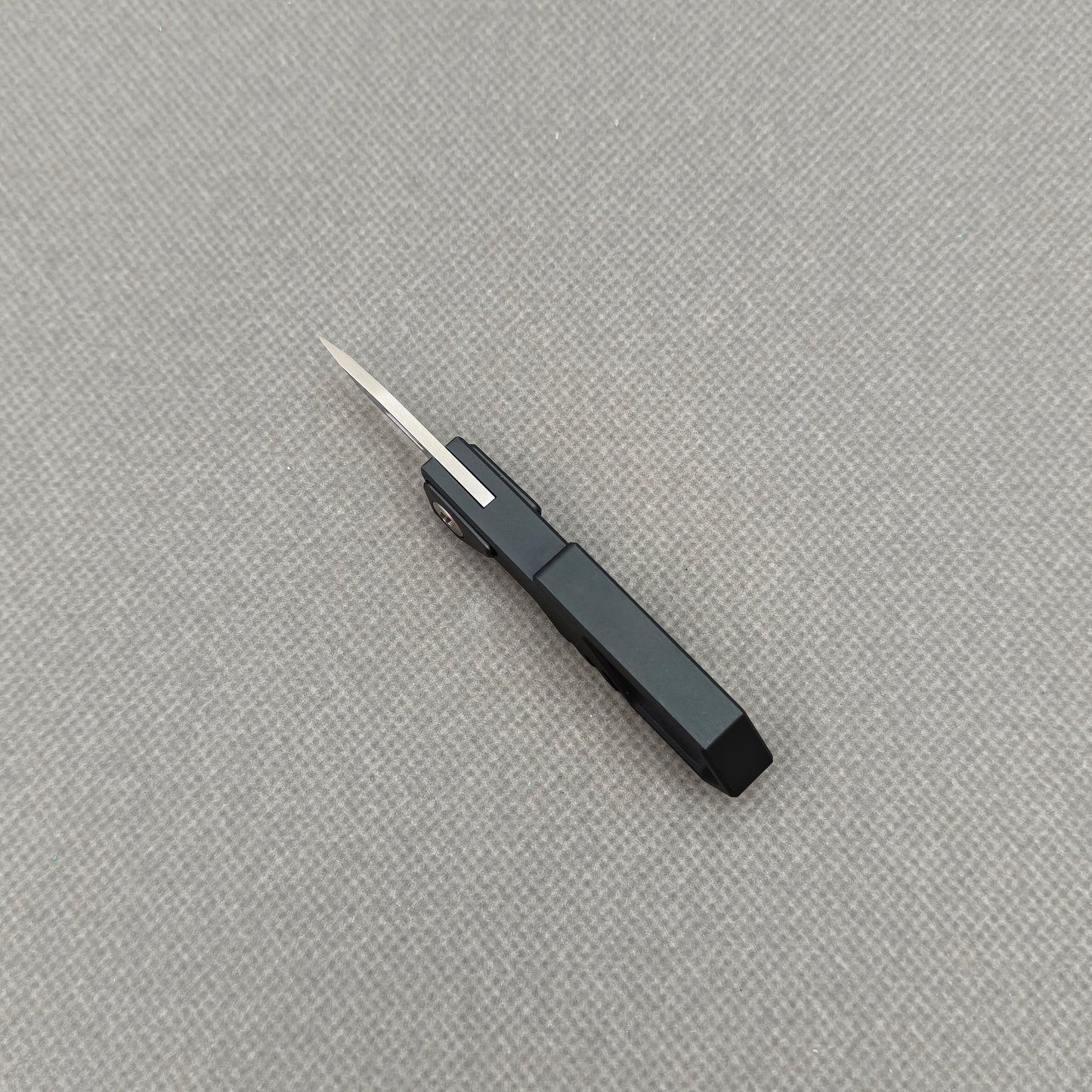 VORIXN NA001 Super Tiny Folding Knife – size reference showing compact EDC profile