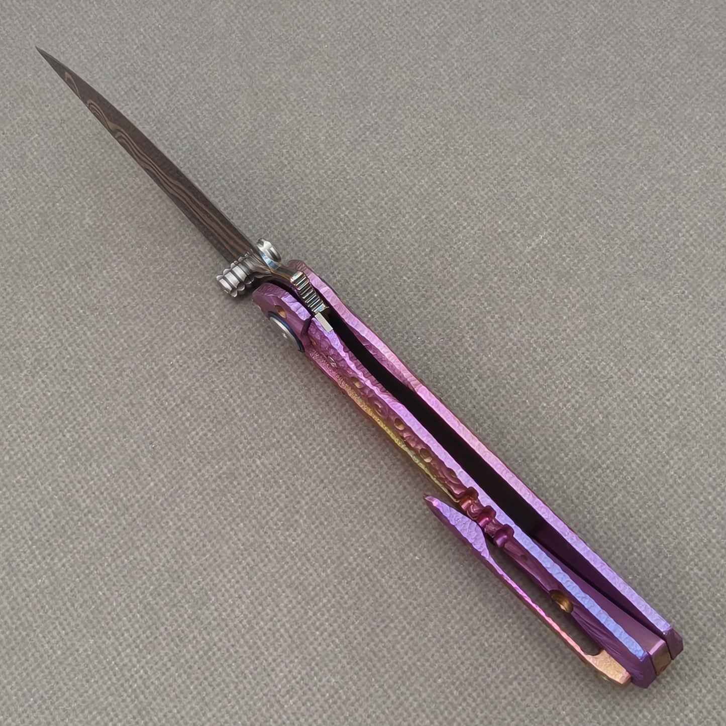 Vorixn "Impact Origin" Flipper & Daumenpin-Messer, Titan-gravierter, anodisierter Griff (9,14 cm Damaststahlklinge) KB079