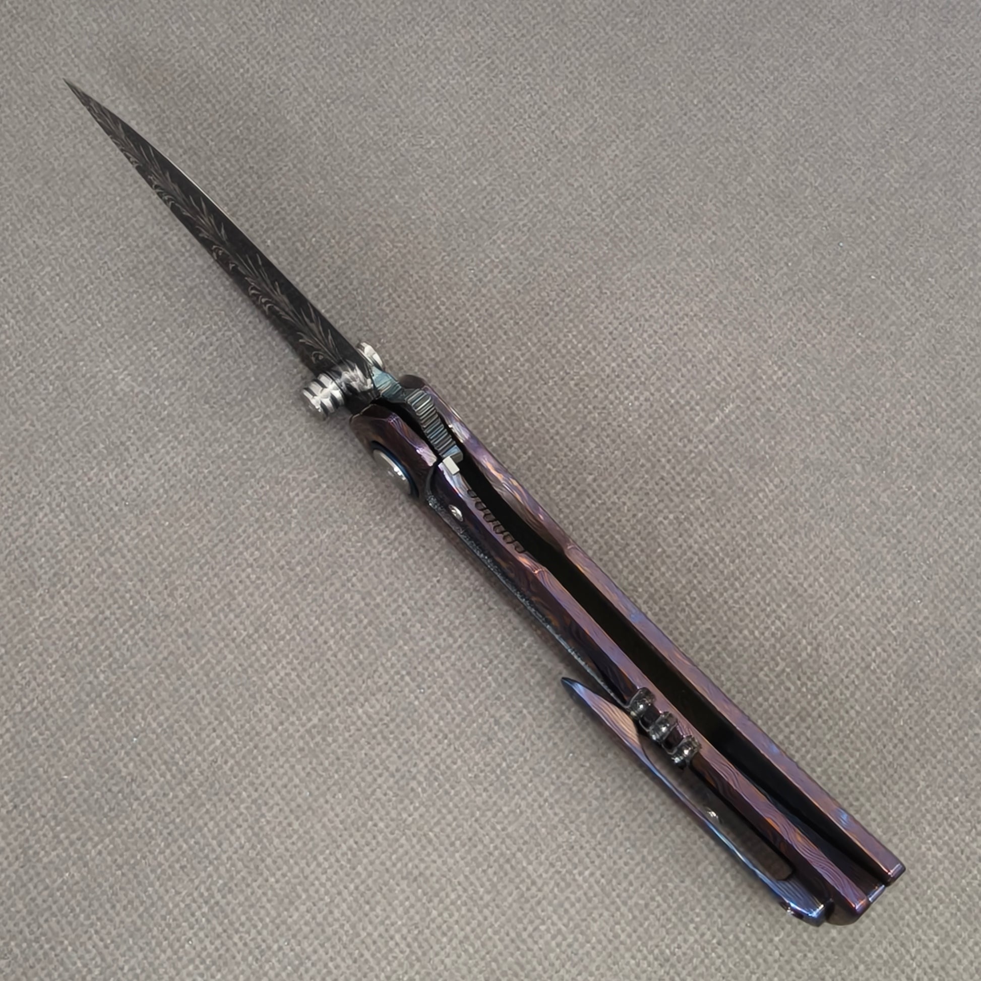 VORIXN KB081 Aurora Bright Folding Knife – open edge side locking structure showing frame lock and inner construction