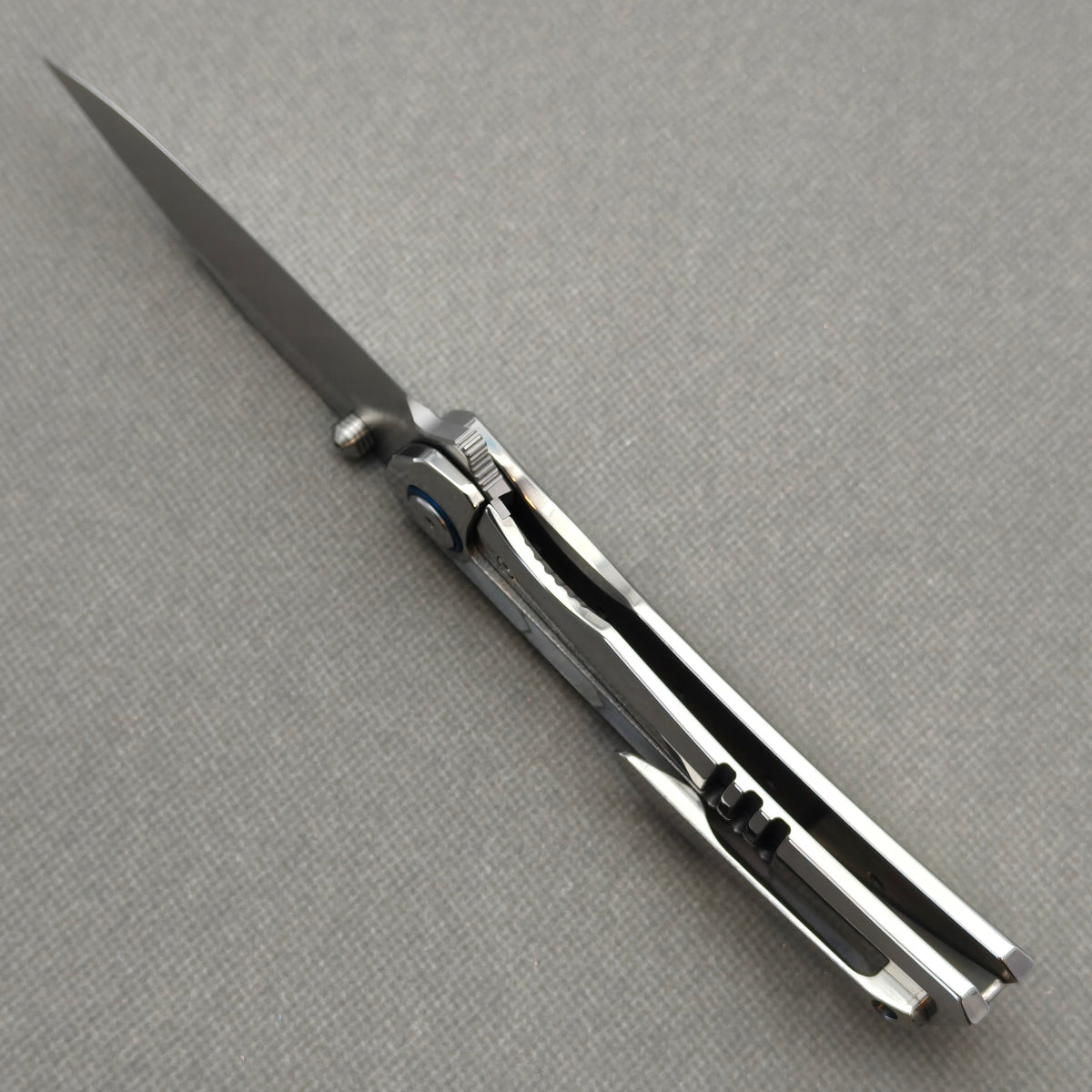 Underside view of the open VORIXN Pearlglint KB159 showing the handle interior and pocket clip.