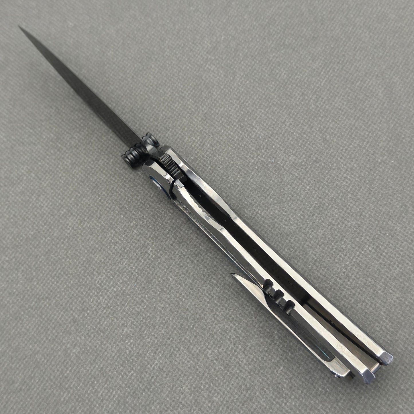 VORIXN Ocean Mirage KB130 Folding Knife – open edge side locking structure showing frame lock and inner construction