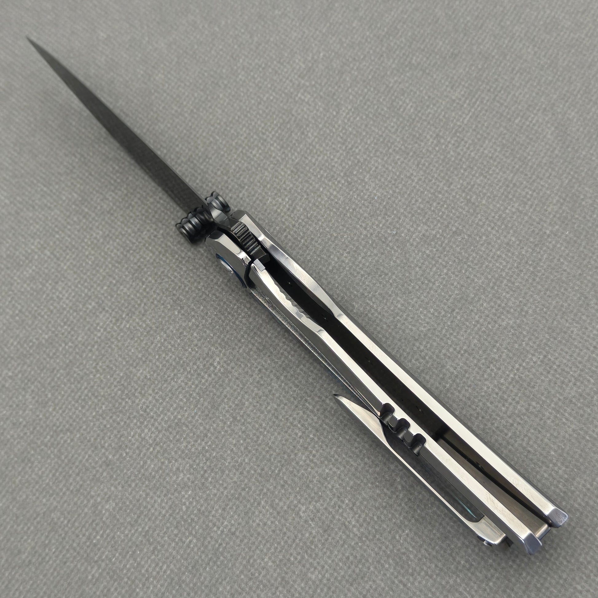 VORIXN Ocean Mirage KB130 Folding Knife – open edge side locking structure showing frame lock and inner construction