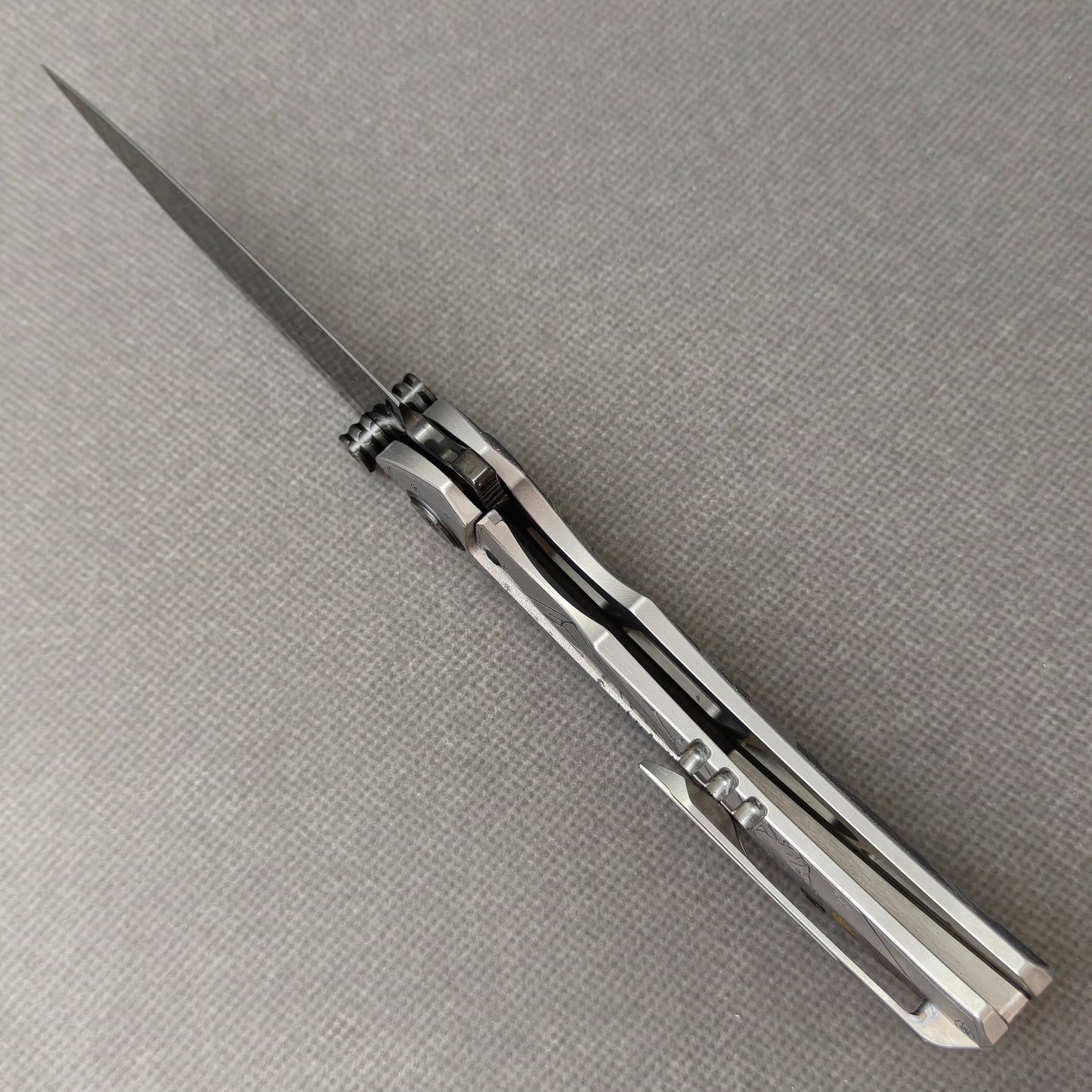 VORIXN Yokai KB106 Folding Knife – open edge side locking structure showing frame lock and inner construction
