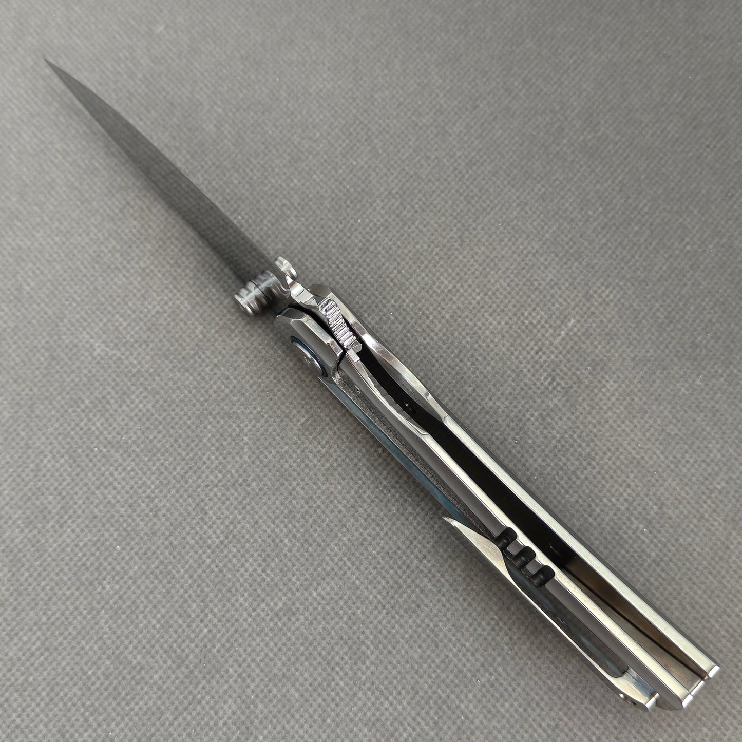 VORIXN "Ocean Mirage" Flipper & Daumenpin-Messer mit weißer Perlmutt-Einlage im Titan-Griff (9,7 cm M390 Klinge) KB092