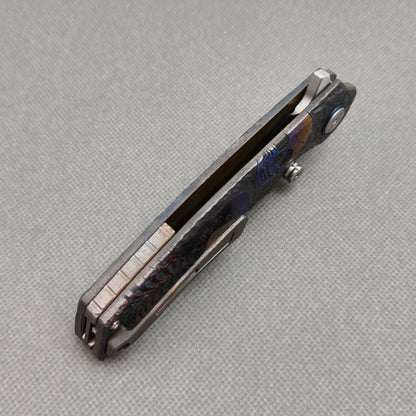 VORIXN "Skull Titanium" Flipper- & Daumenpin-Messer Titan-gravierter, eloxierter Farbgriff (9,9 cm 10Cr15CoMoV Klinge) KB033
