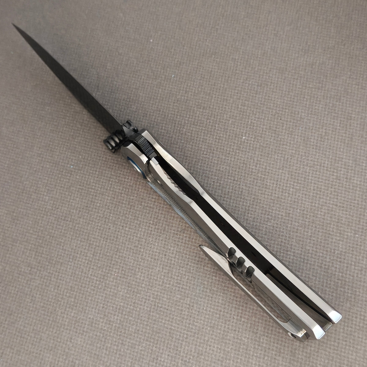 VORIXN Pearlcrest KB158 Folding Knife – open edge-side view showing frame lock engagement and inner handle construction.