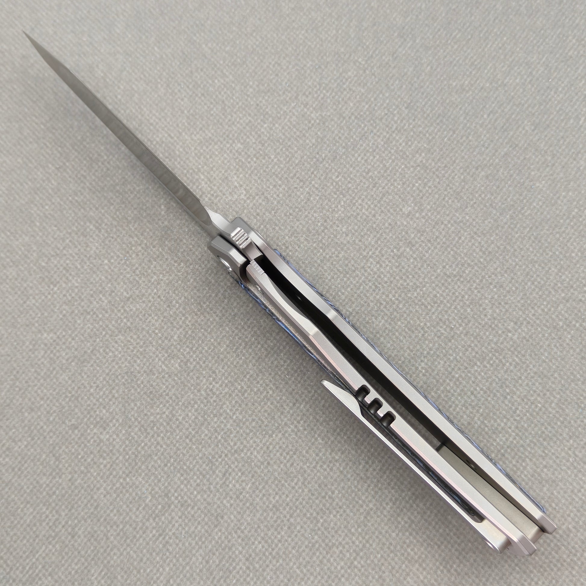 VORIXN Carbon Crest KB003 Folding Knife – open edge side locking structure showing frame lock and inner construction