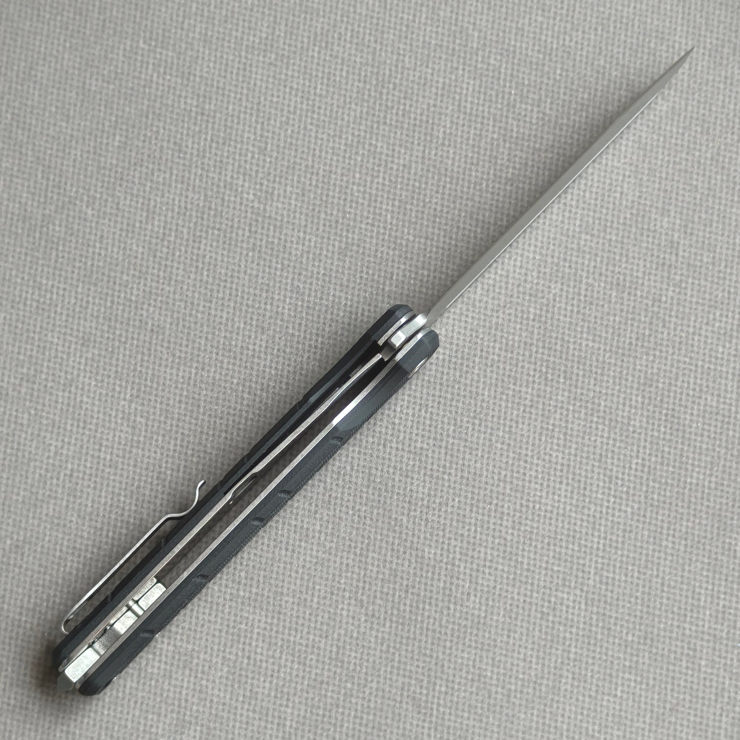 VORIXN KM001 open edge-side locking structure showing liner lock area and inner handle construction.