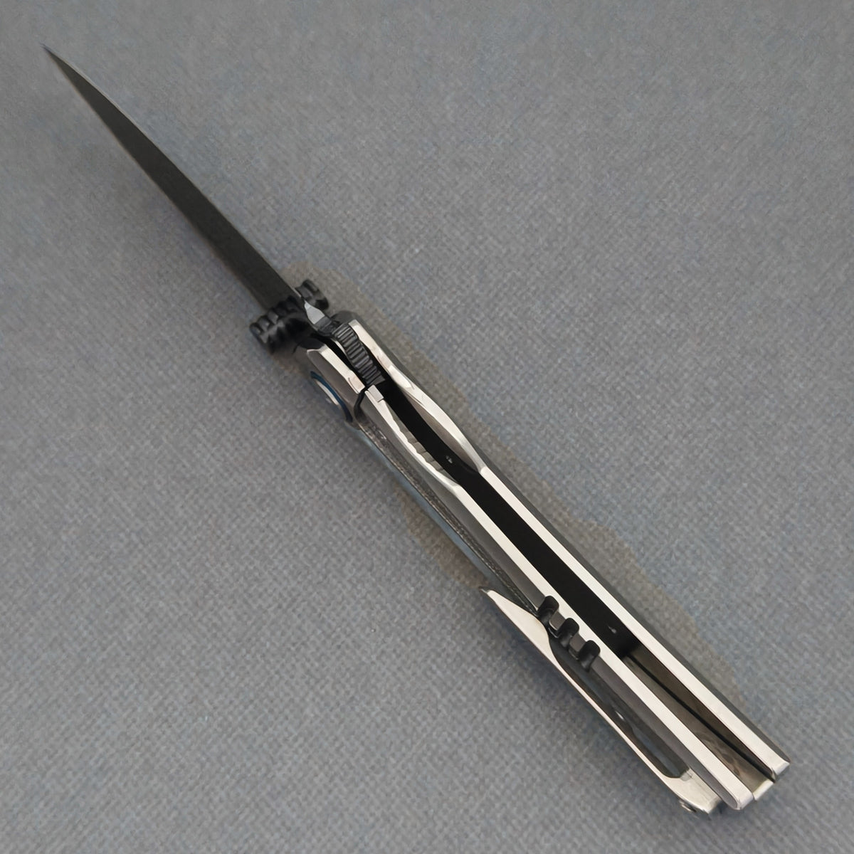 Underside view of the open VORIXN Ocean Mirage KB093 showing the handle interior and pocket clip.