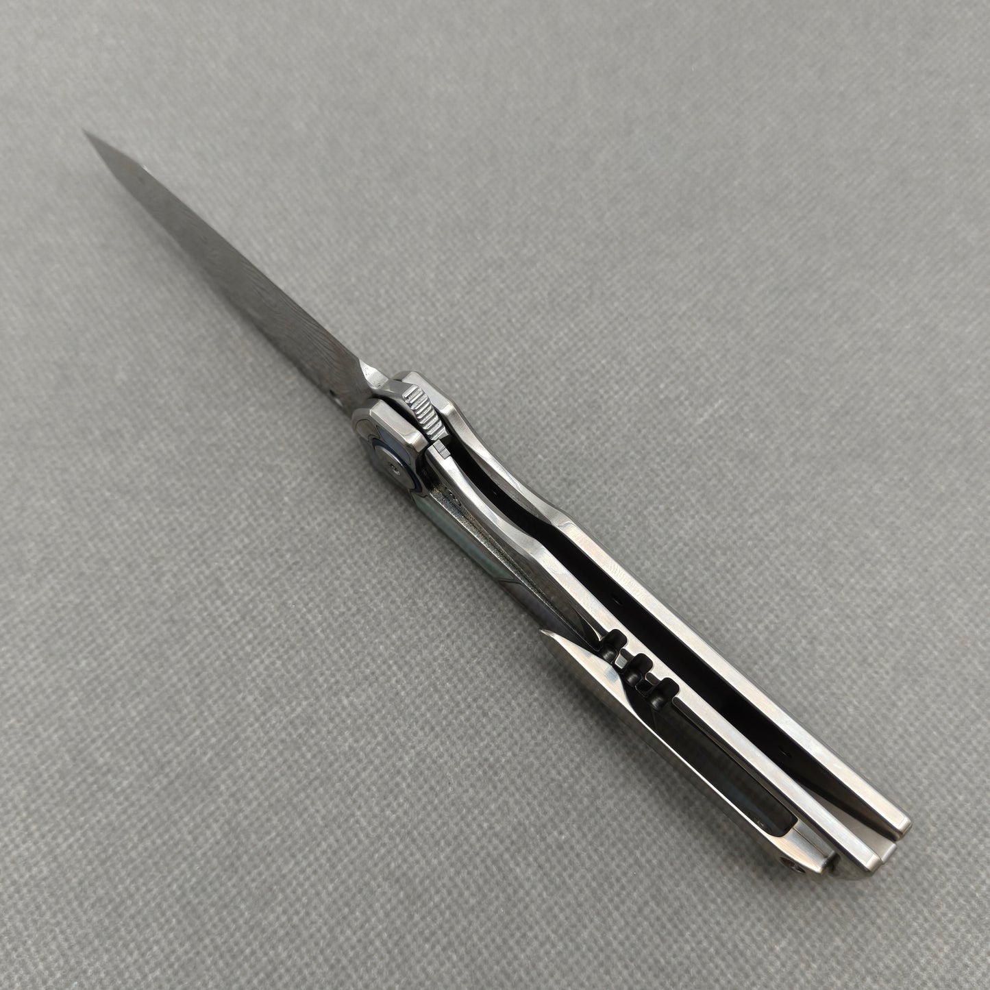 VORIXN KB059 open edge-side locking structure showing frame lock area and inner handle construction.