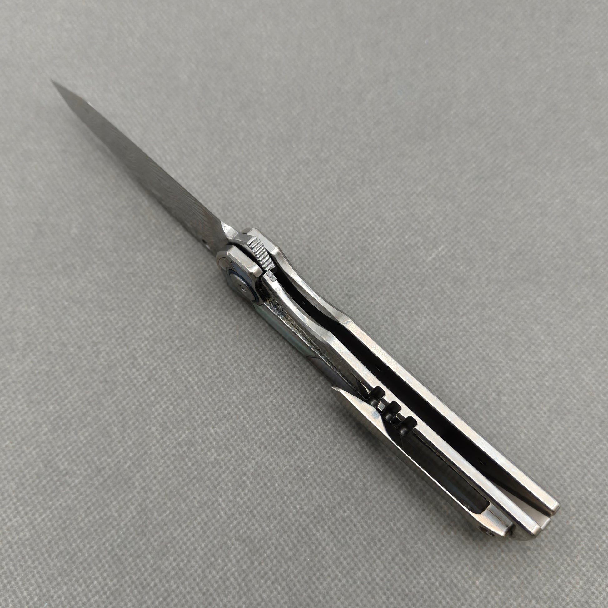 VORIXN KB059 open edge-side locking structure showing frame lock area and inner handle construction.