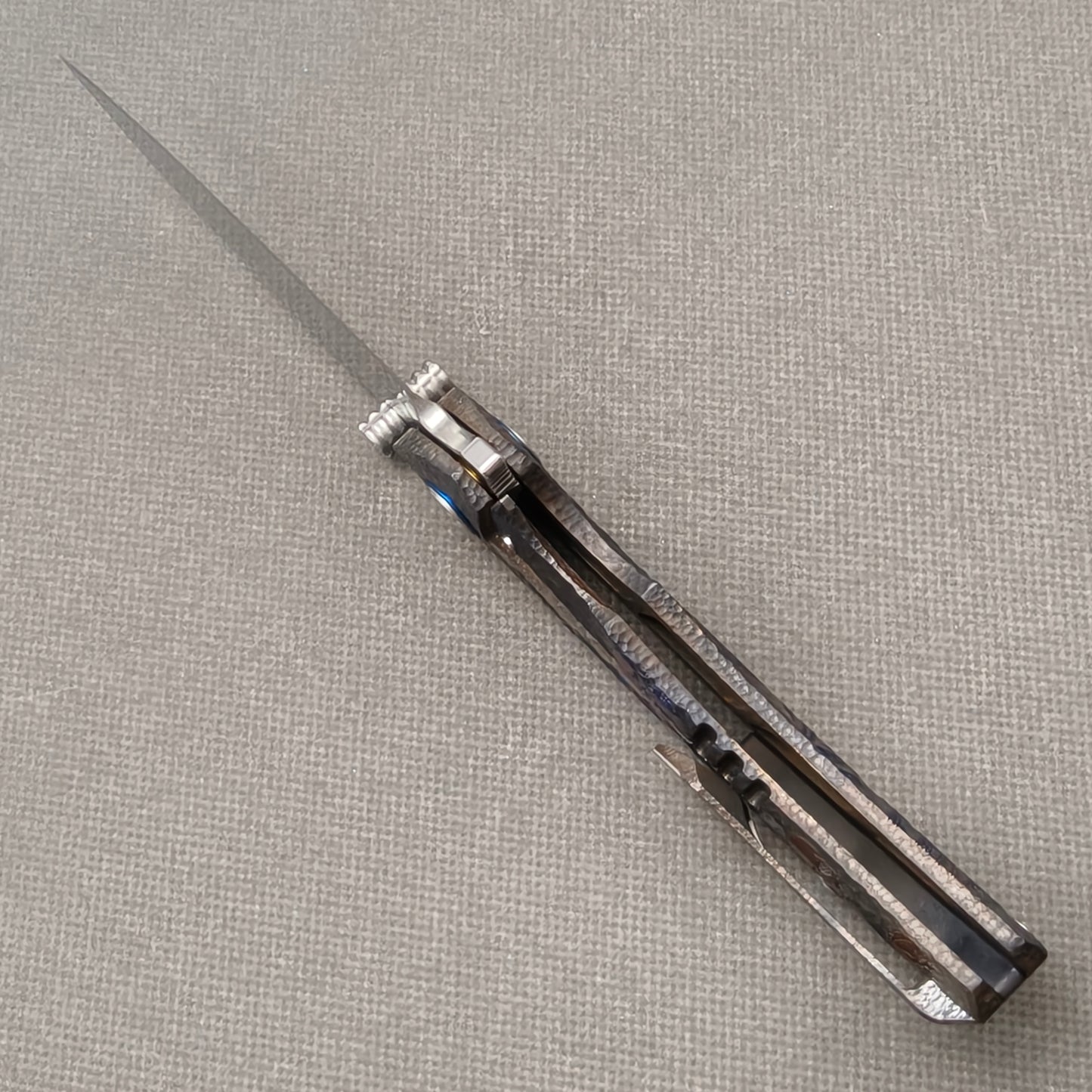 VORIXN KB096 open edge-side locking structure showing frame lock area and inner handle construction.