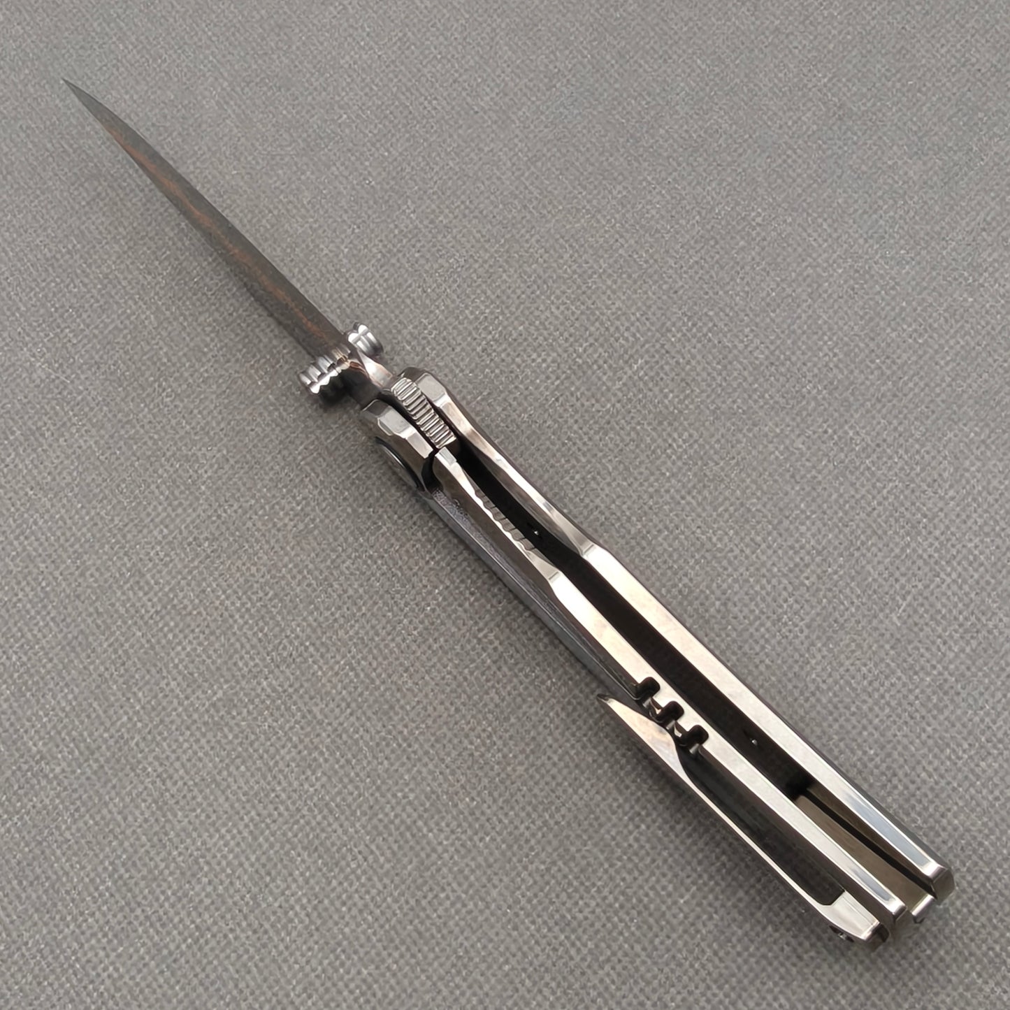 VORIXN KB068 open edge-side locking structure showing frame lock area and inner handle construction.