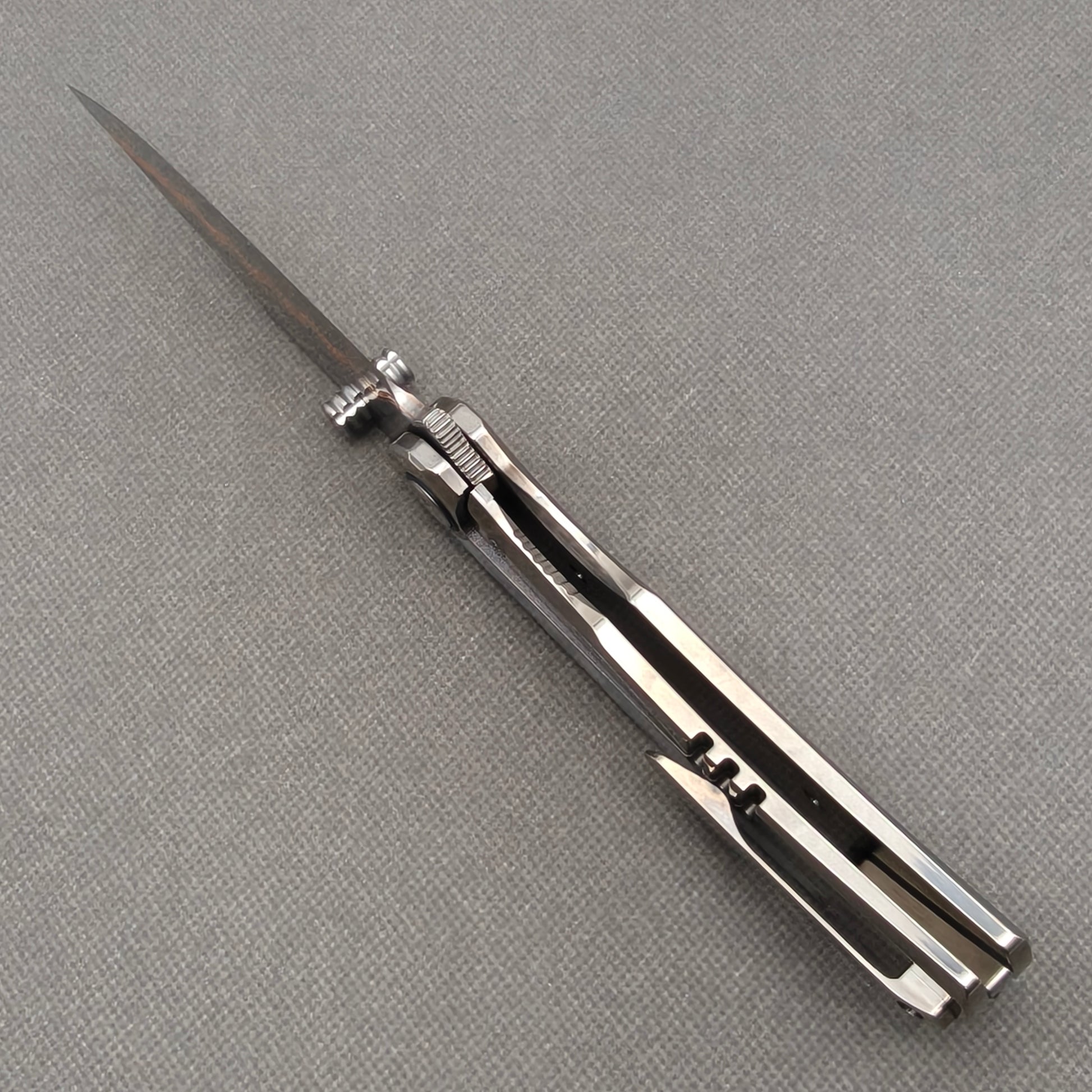 VORIXN KB068 open edge-side locking structure showing frame lock area and inner handle construction.