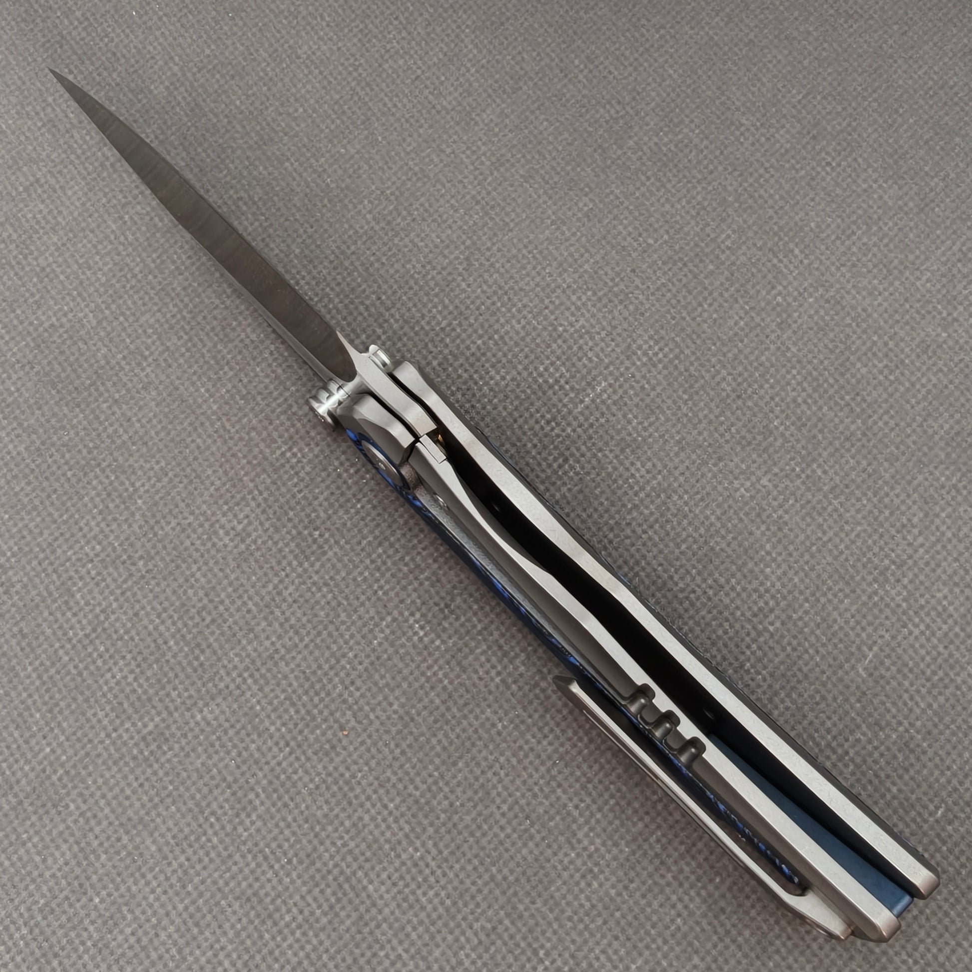 VORIXN KB005 open edge-side locking structure showing frame lock area and inner handle construction.